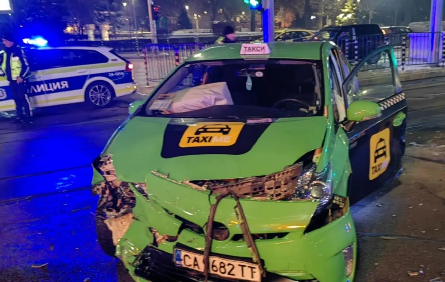 Първо в БЛИЦ! Брутална катастрофа с 5 коли в центъра на София, политици са сред участниците СНИМКИ