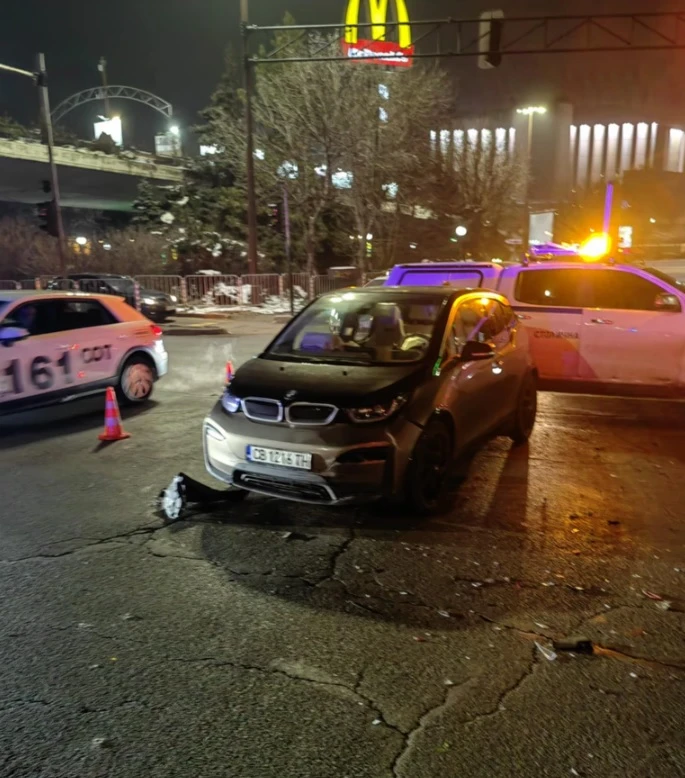 Първо в БЛИЦ! Брутална катастрофа с 5 коли в центъра на София, политици са сред участниците СНИМКИ