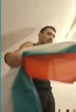 Няма такава гнусотия: Мъж завря българското знаме в гащите си и... ВИДЕО 18+