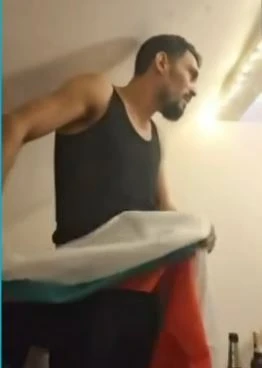 Няма такава гнусотия: Мъж завря българското знаме в гащите си и... ВИДЕО 18+