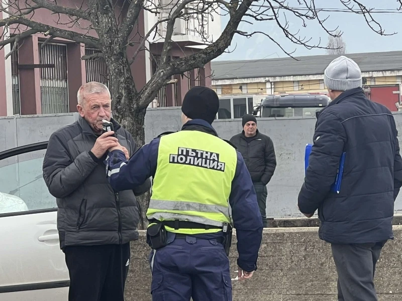 Зверско меле с автобус във Враца, шофьор е облян в кръв СНИМКИ