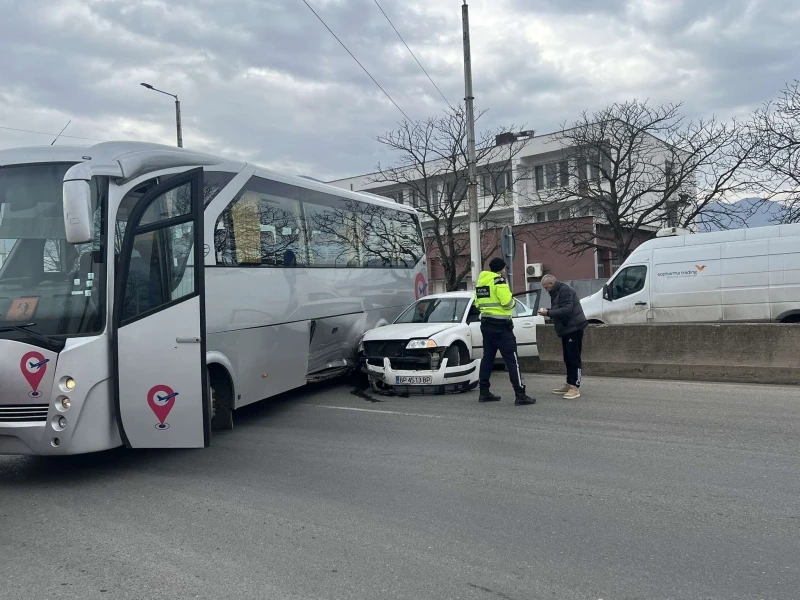 Зверско меле с автобус във Враца, шофьор е облян в кръв СНИМКИ