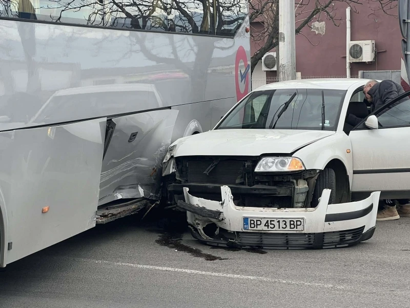 Зверско меле с автобус във Враца, шофьор е облян в кръв СНИМКИ