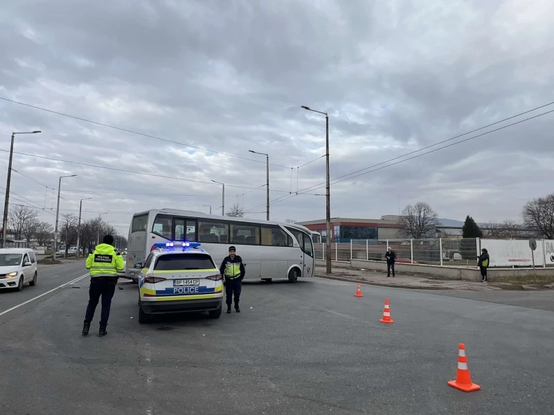 Зверско меле с автобус във Враца, шофьор е облян в кръв СНИМКИ