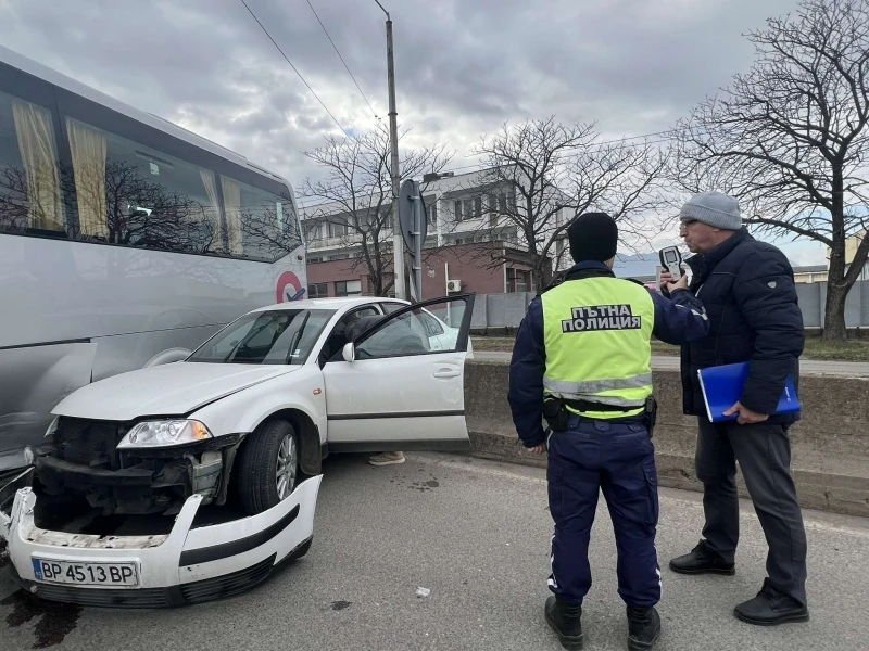 Зверско меле с автобус във Враца, шофьор е облян в кръв СНИМКИ