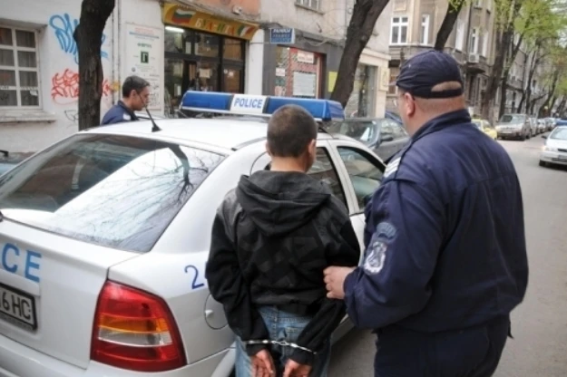 Екшън в наше училище: Полицията нахлу и арестува...
