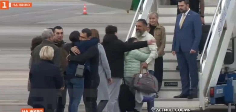 След 14 месеца в плен: Българите от "Галакси лийдър" стъпиха на родна земя НА ЖИВО