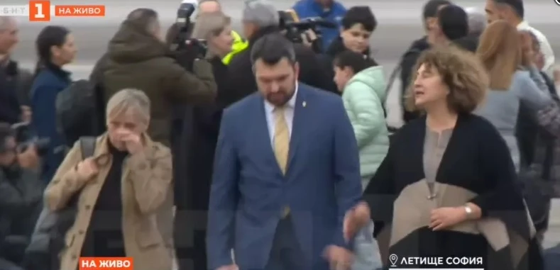 След 14 месеца в плен: Българите от "Галакси лийдър" стъпиха на родна земя НА ЖИВО