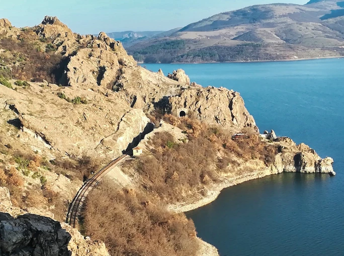 Гъсеница на колела разкрива тайните на Родопите СНИМКИ