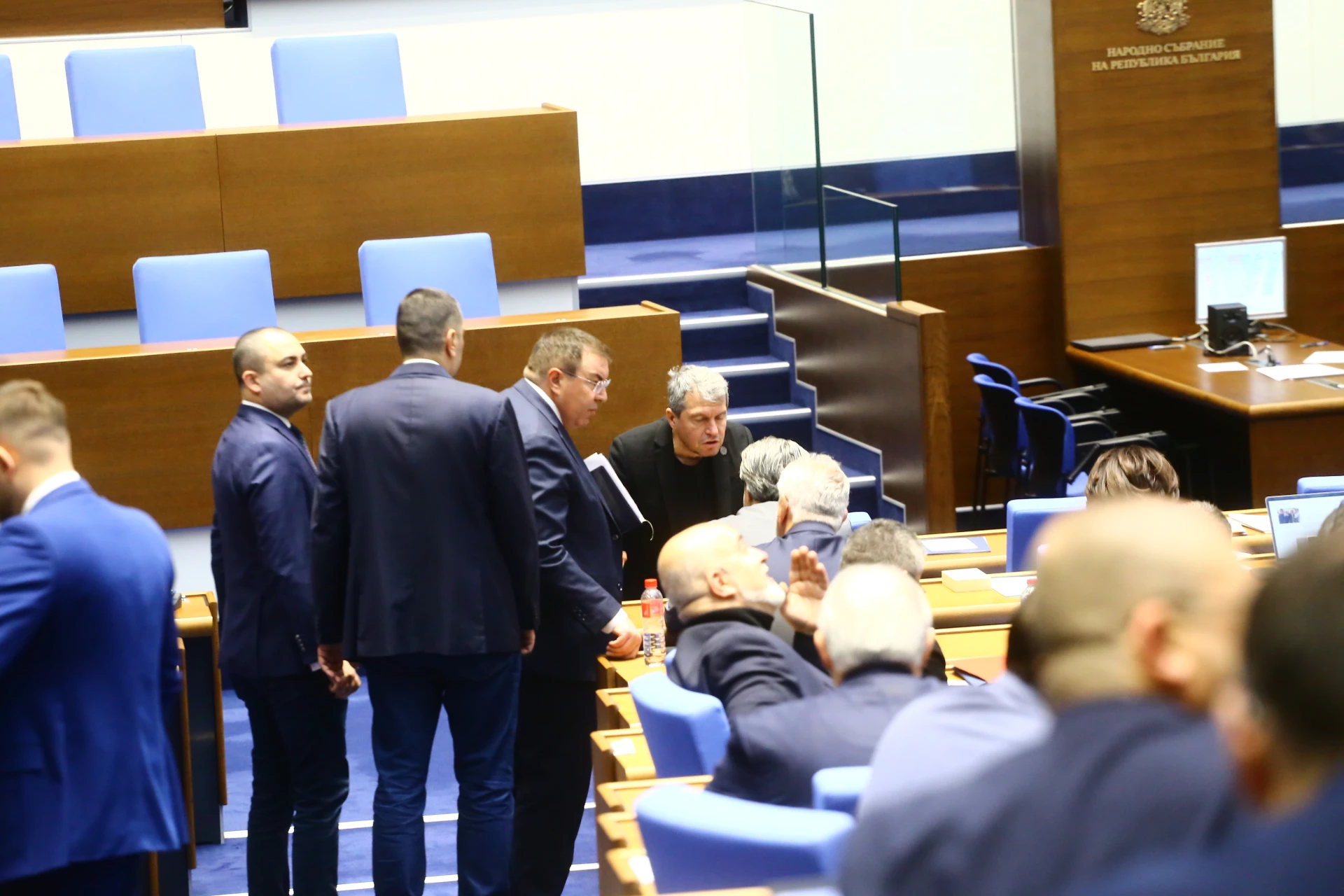 Скандалът с ЦИК се разгаря: Депутати аут от НС след данните, заплете се интрига със свински опашки