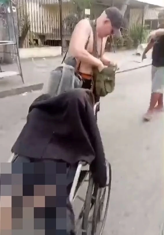 Потрес: Мъж разкарва по улиците трупа на 100-г. си майка в инвалиден стол ВИДЕО 18+