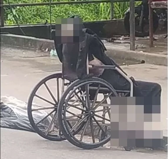 Потрес: Мъж разкарва по улиците трупа на 100-г. си майка в инвалиден стол ВИДЕО 18+