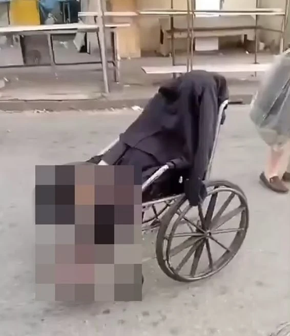 Потрес: Мъж разкарва по улиците трупа на 100-г. си майка в инвалиден стол ВИДЕО 18+