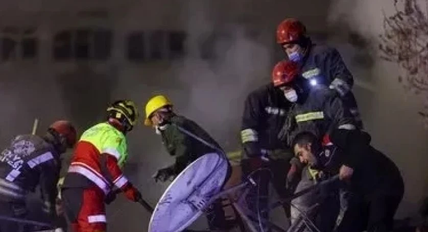 Нов ужас в Турция, спасители вадят хора под руините на рухнала сграда СНИМКИ