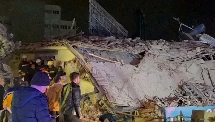 Нов ужас в Турция, спасители вадят хора под руините на рухнала сграда СНИМКИ
