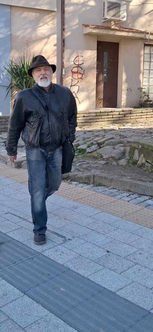 Дядо вилнее с мачете в Пловдив! Заплашва майки и безцеремонно окраде... ВИДЕО и СНИМКИ 18+