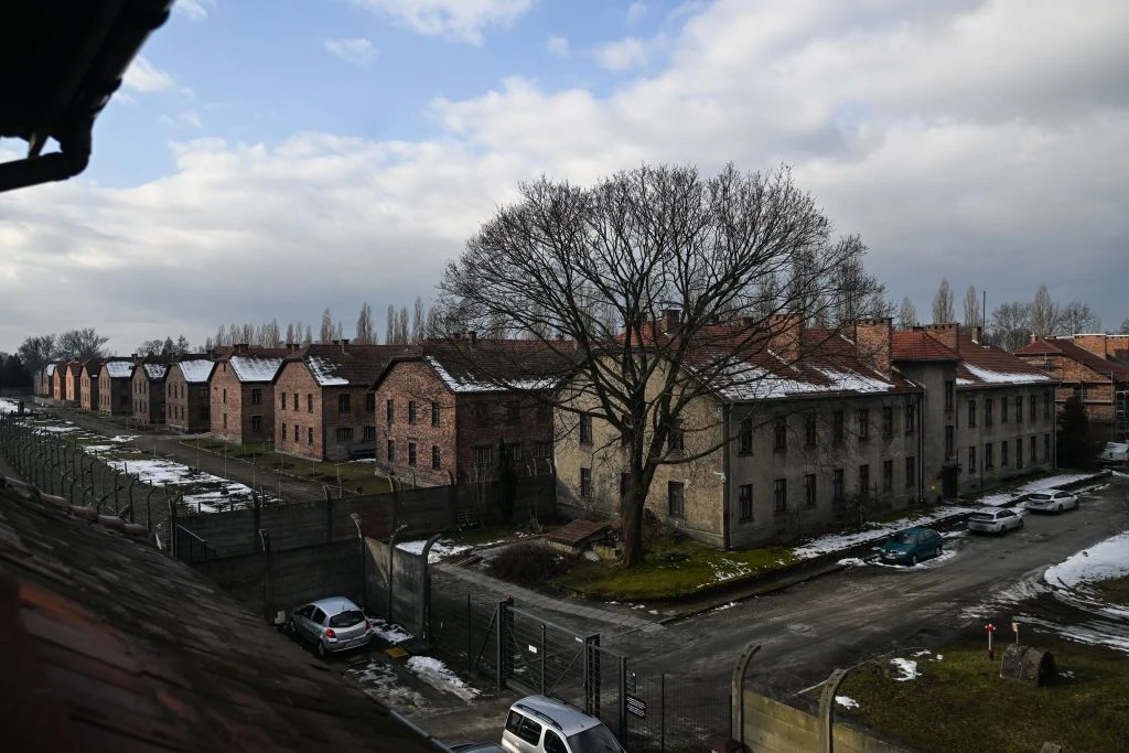 Почит към жертвите на Холокоста, 50 оцелели се завръщат в "Аушвиц" 
