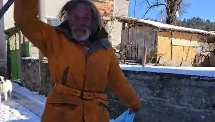 Французинът Ален беснее в Смолянско - фрасна полицай с китара по главата 