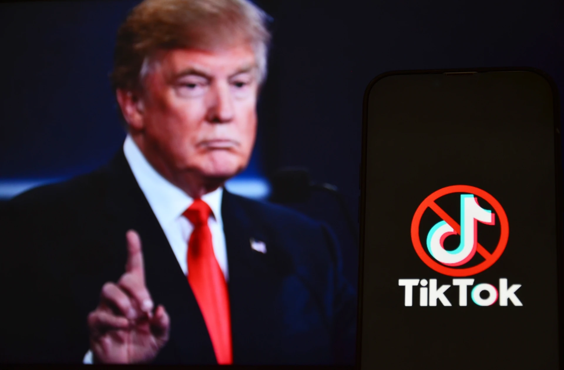 Свирепа битка за TikTok: ето кои потриват ръце за мегасделката СНИМКИ