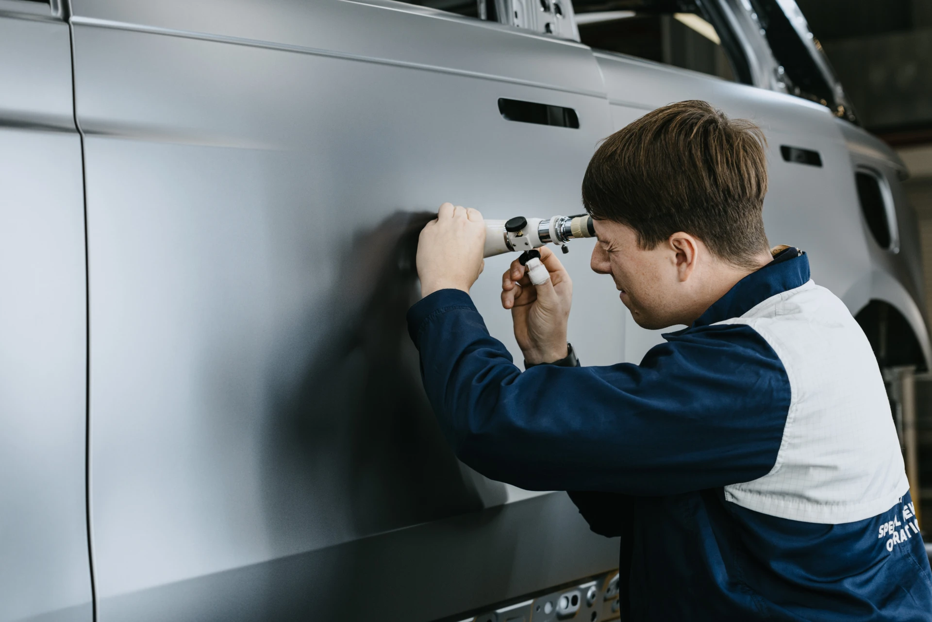 JLR инвестира 65 млн. британски лири в устойчиво разширяване на операциите за луксозно боядисване и персонализация във Великобритания и Европа след удвояване на търсенето