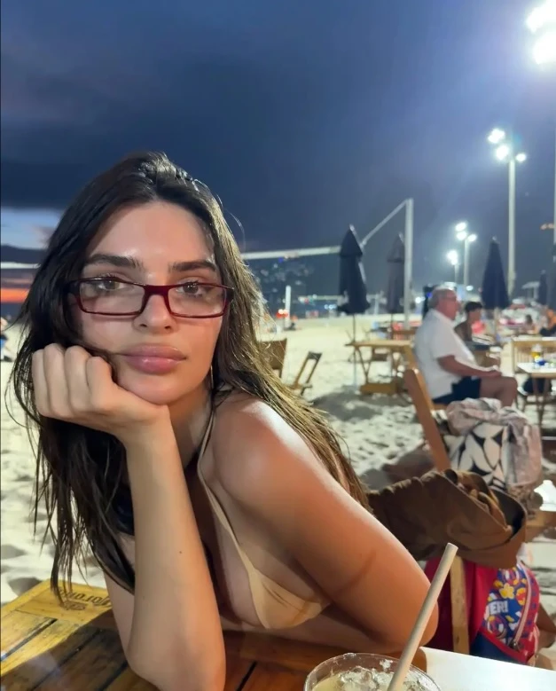 Емили Ратайковски се разголи по време на почивката си в Бразилия СНИМКИ 18+