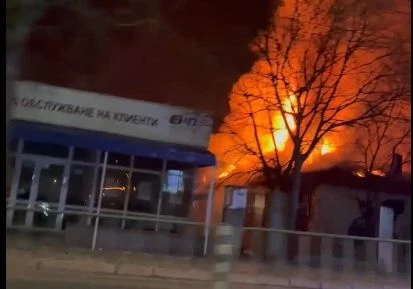 Голям БГ град осъмна в пламъци, пожар избухна в бивше помощно училище във Варна ВИДЕО
