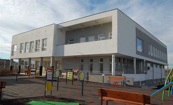 Малката Хриси стоя гладна и жадна цял ден сама в градината, причината е скандална СНИМКА