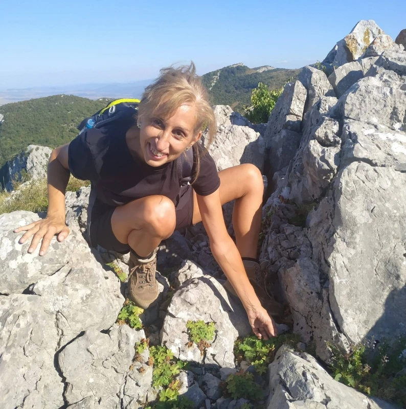 Малката Хриси стоя гладна и жадна цял ден сама в градината, причината е скандална СНИМКА