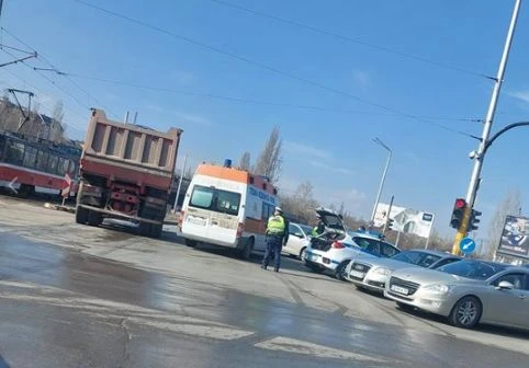 Извънредно в БЛИЦ! Инфарктна ситуация на столичен булевард, човек лежи на платното СНИМКА