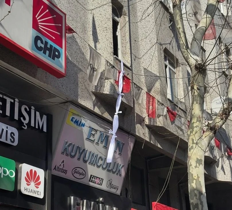 Бели чаршафи по прозорците в цяла Турция, причината 