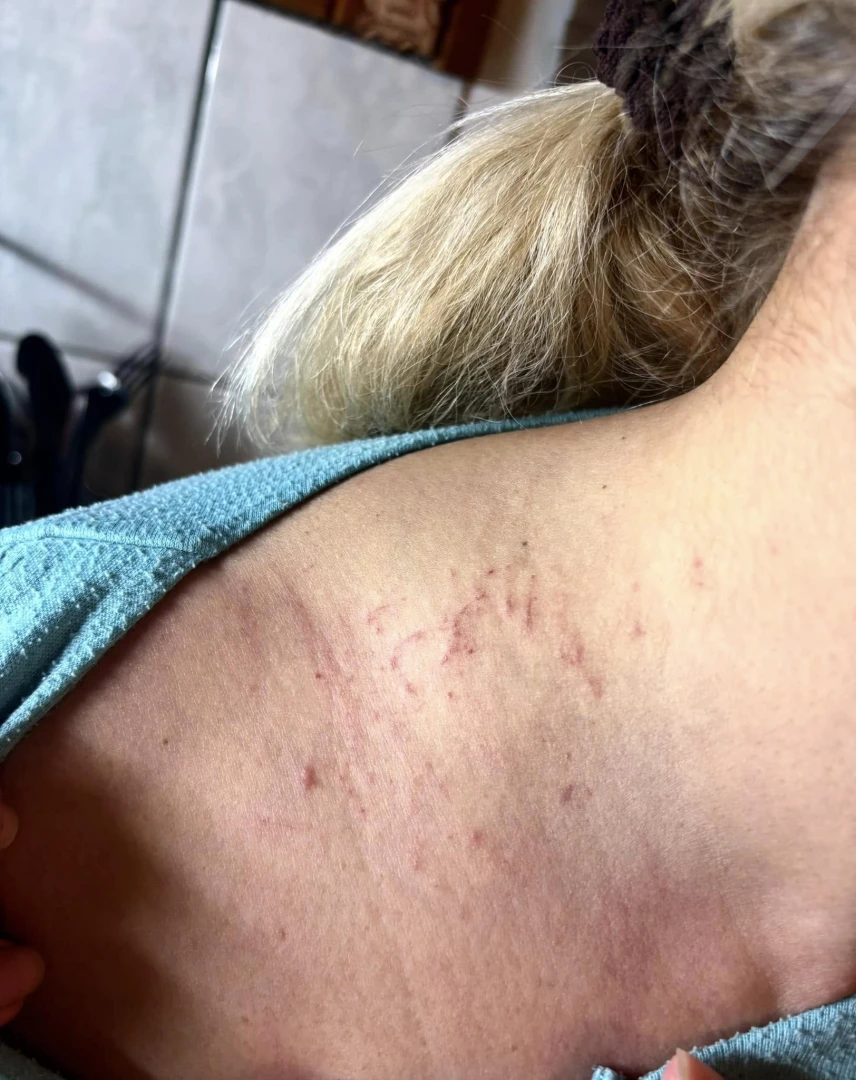 Жената от свирепия екшън с полицаи в Годеч взриви мрежата с брутални СНИМКИ и ВИДЕО 18+