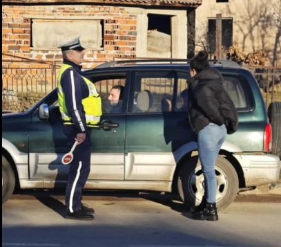 Жената от свирепия екшън с полицаи в Годеч взриви мрежата с брутални СНИМКИ и ВИДЕО 18+