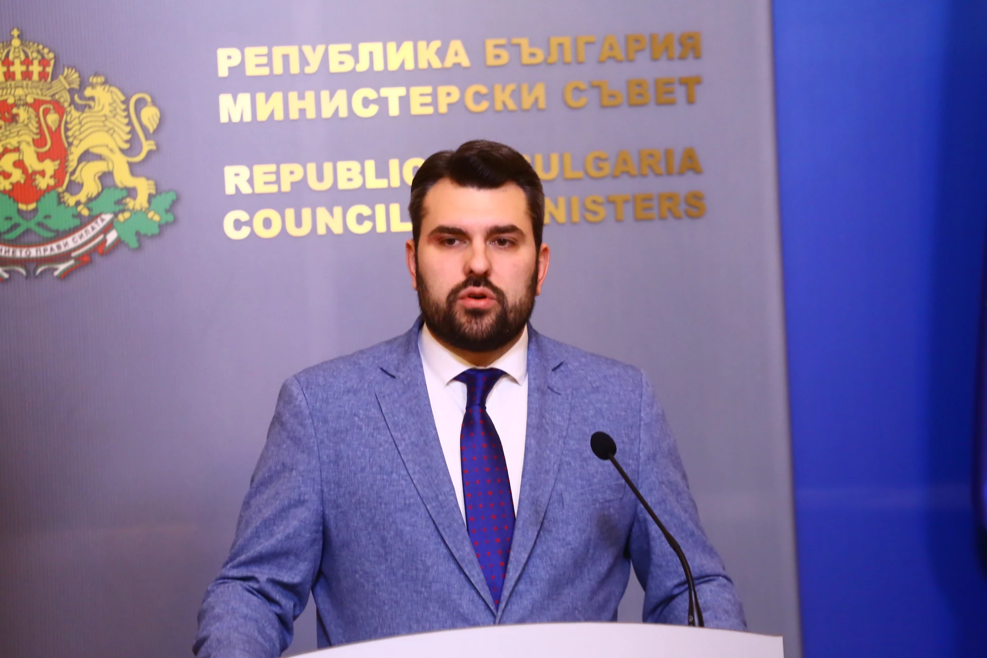 Министър Георгиев побесня заради кораба "Вежен" 