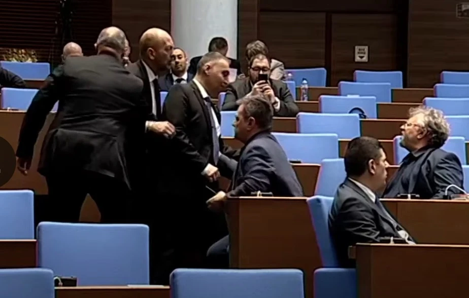 Крясъци и бой в НС! ПП-ДБ и "Възраждане" се псуват свирепо: Божанков обича да лапа! БЛИЦ Live