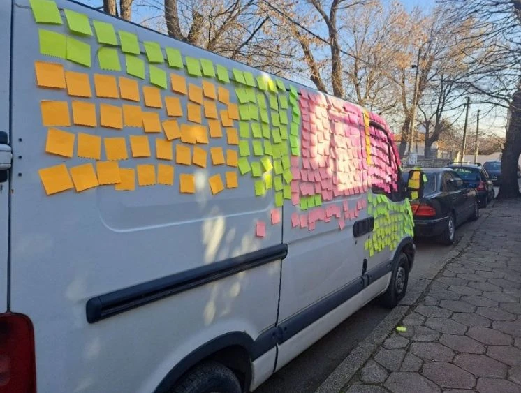 Голямо лепене е паднало: Странна арт инсталация обикаля из български град СНИМКИ