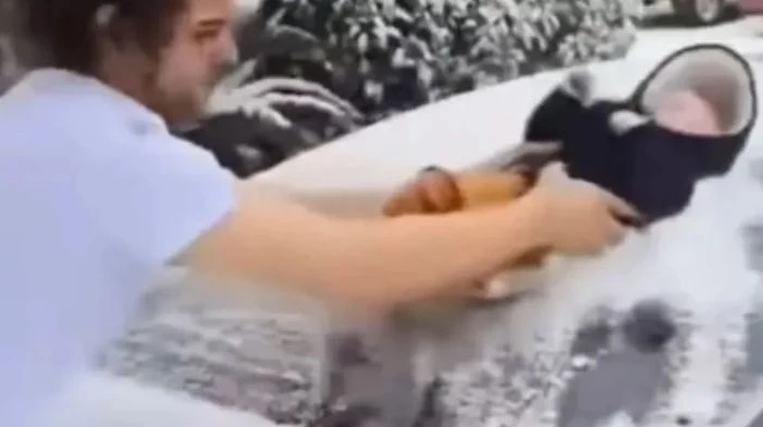 Шокиращо ВИДЕО: Мъж чисти с 3-месечно бебе снега от стъклото на колата си