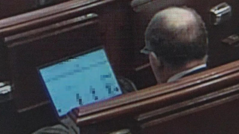 Хванаха депутат да пазарува в интернет на заседание за ужасяващо наводнение СНИМКИ