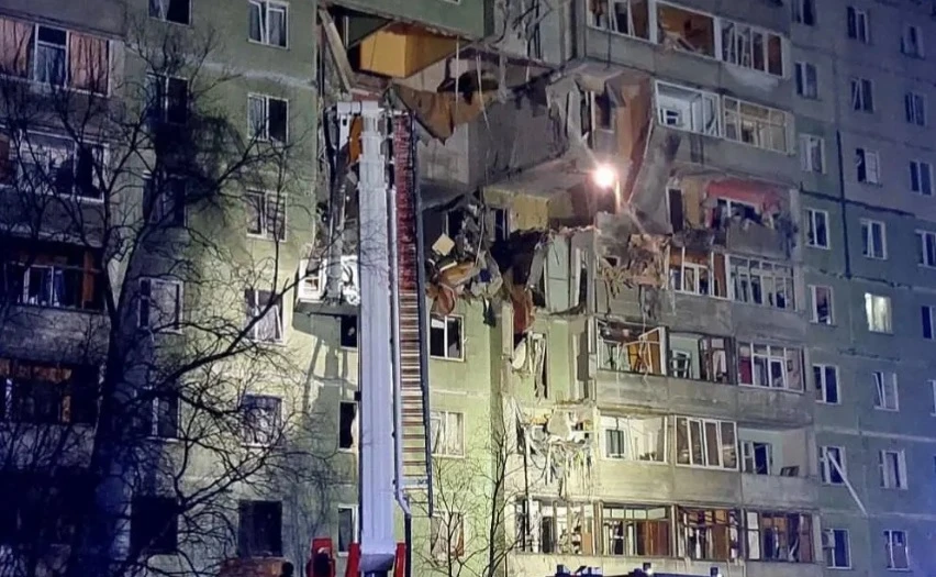 Дронове атакуваха Суми тази нощ, поразен е многоетажен жилищен блок ВИДЕО