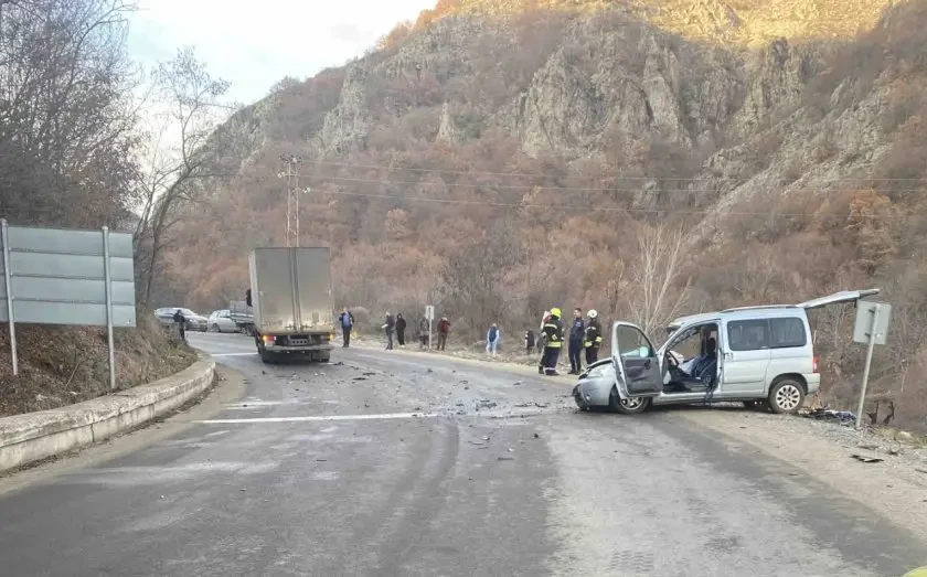 Зверско меле с камион и пикап край Гоце Делчев, шофьорът е... СНИМКИ