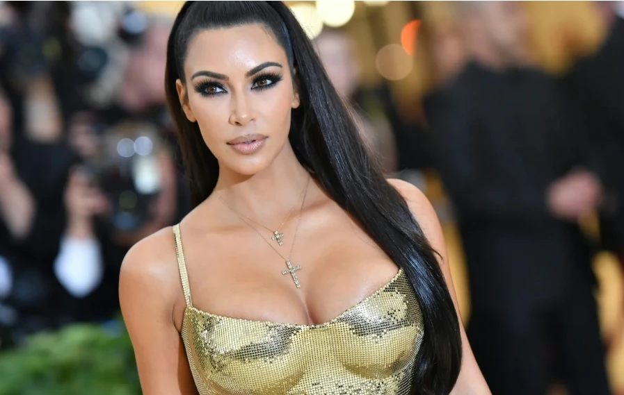 Ким Кардашиян облече малки бански и разголи гърдите си СНИМКИ 18+