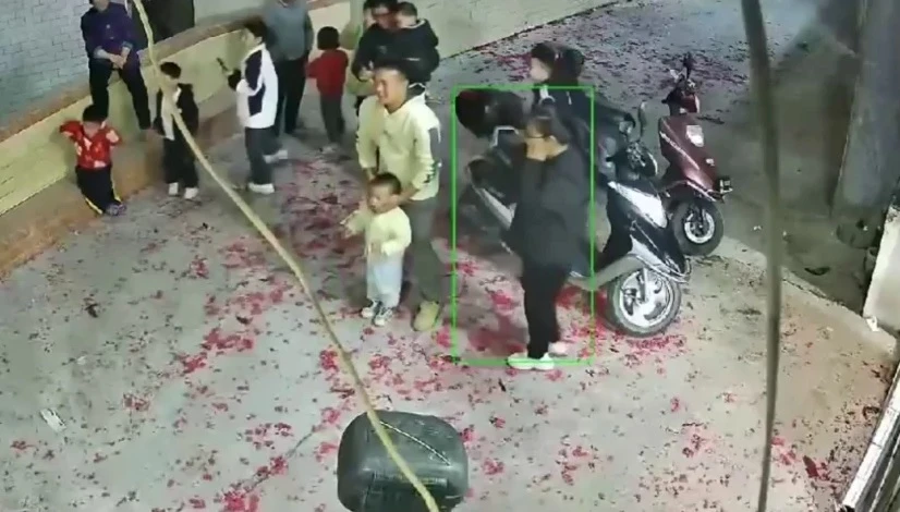 Семейства наблюдаваха фойерверки, но изведнъж всичко се обърка ВИДЕО
