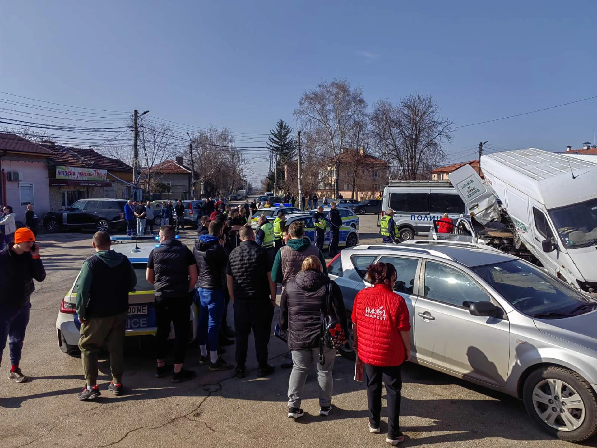 Зрелищна гонка на джигит с крадена кола с полицията приключи с бясна каскада в село до София ВИДЕО