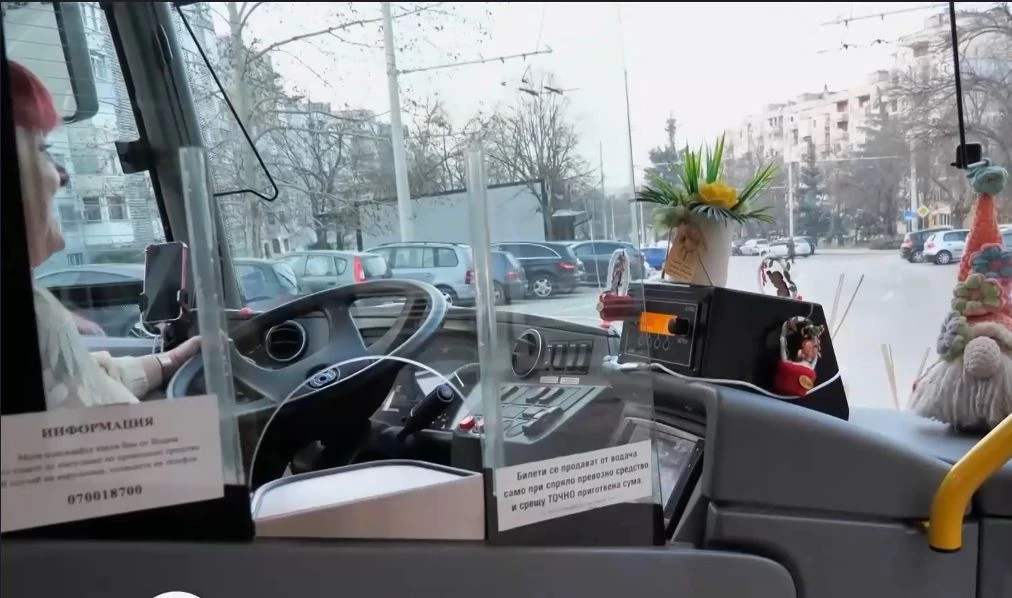 Всички да бяха така! Колоритна шофьорка на автобус смайва пътниците си ВИДЕО