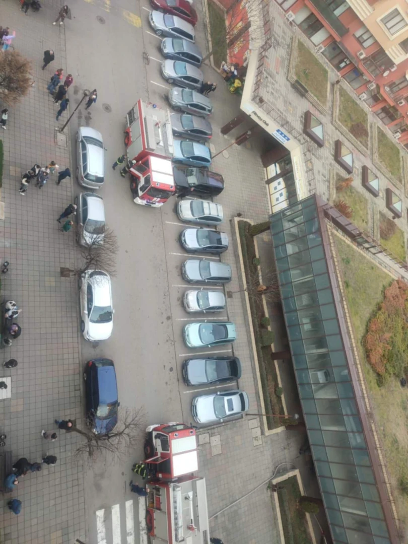 Първо в БЛИЦ! Ад в баровски комплекс в София, вият сирени СНИМКИ 
