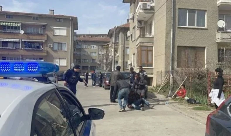Свиреп екшън в Асеновград: 50 човека с колове и тръби се изсипаха пред съда, намеси се полиция 