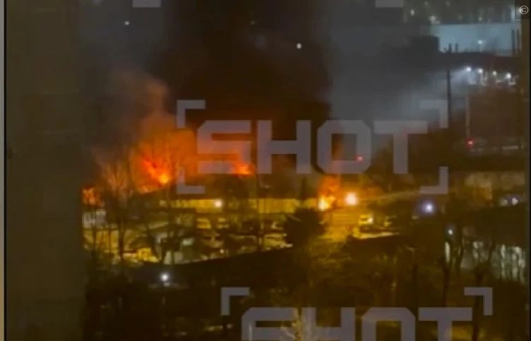 Експлозии и пожар в Москва, гори огромен хангар