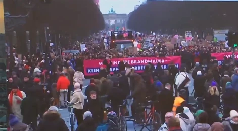 И Германия пламна. В Берлин е страшно ВИДЕО