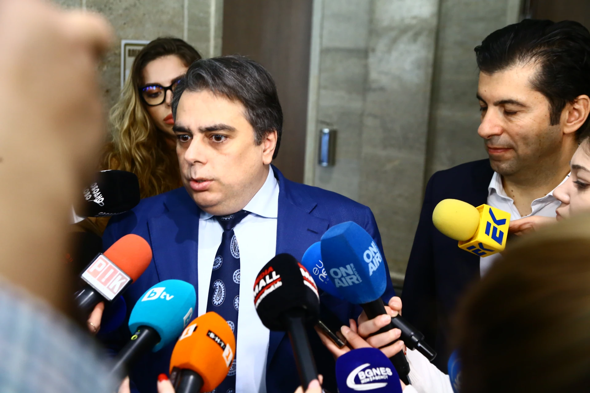 Асен Василев поставил цъкаща бомба на кабинета "Желязков", готвят се големи промени за българите
