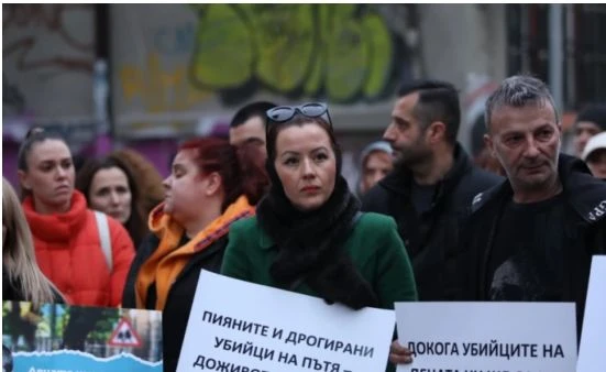Майки на протест пред ВСС заради съдията, отказал да конфискува колата на Нойзи
