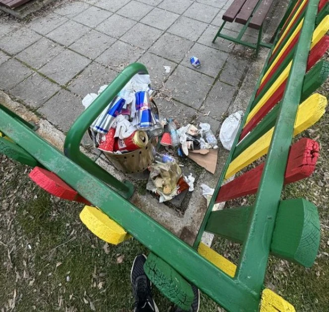 Едно кошче на детска площадка в Благоевград показа падението на цяла една страна